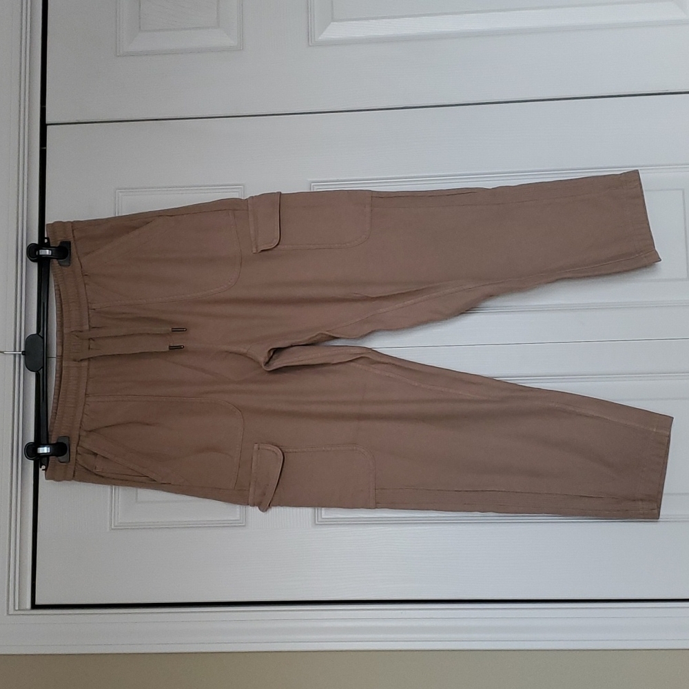 Athleta tan Farallon cargo crops size 6 euc